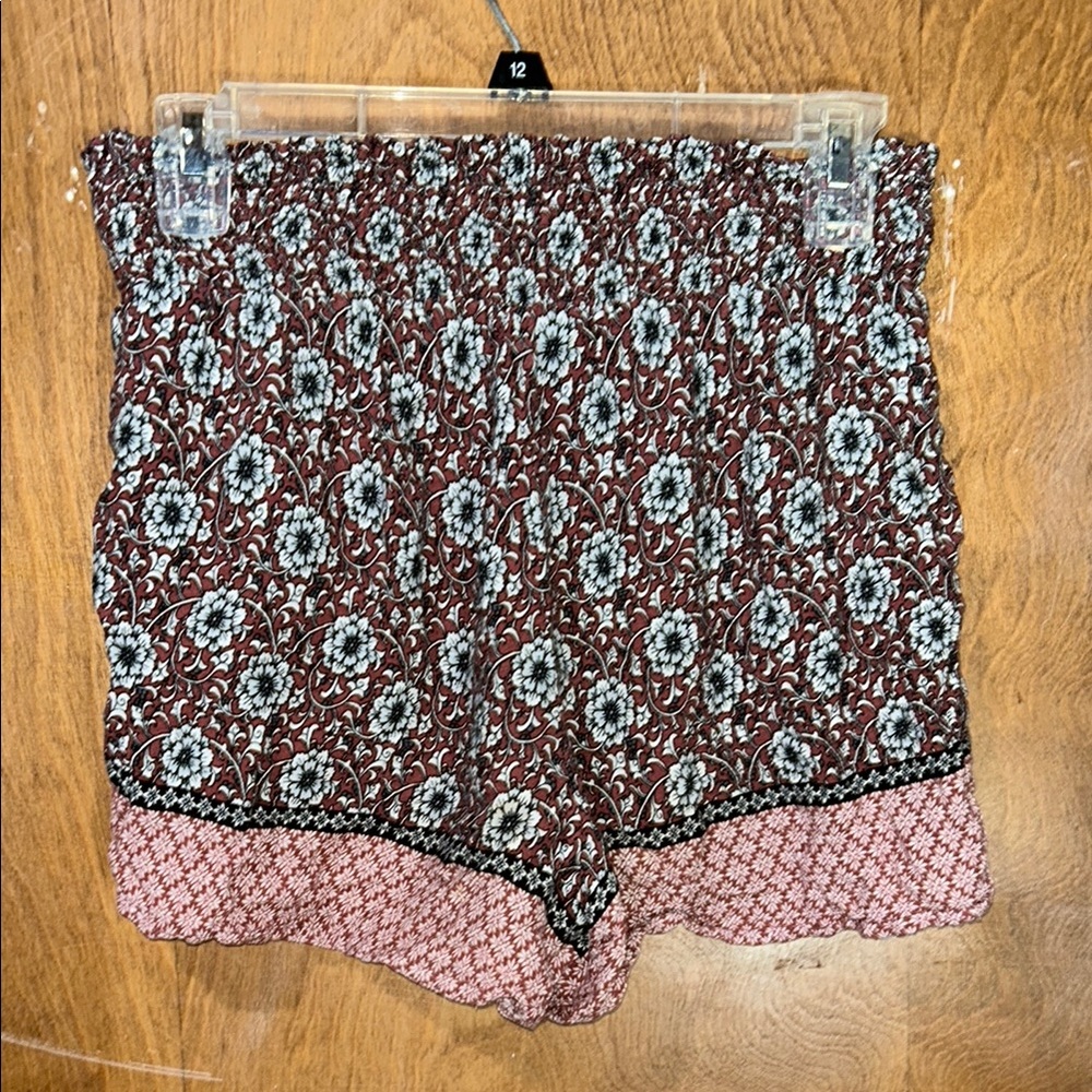 Patterned Women's Shorts - Picture 3 of 4